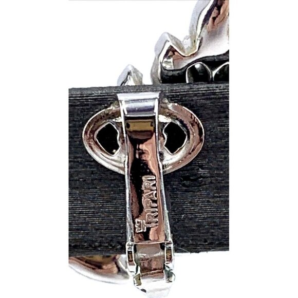 Crown Trifari Earrings Rhinestone Clear Silver Tone Clip 1 1/8" Leaf Huggie - Picture 6 of 7